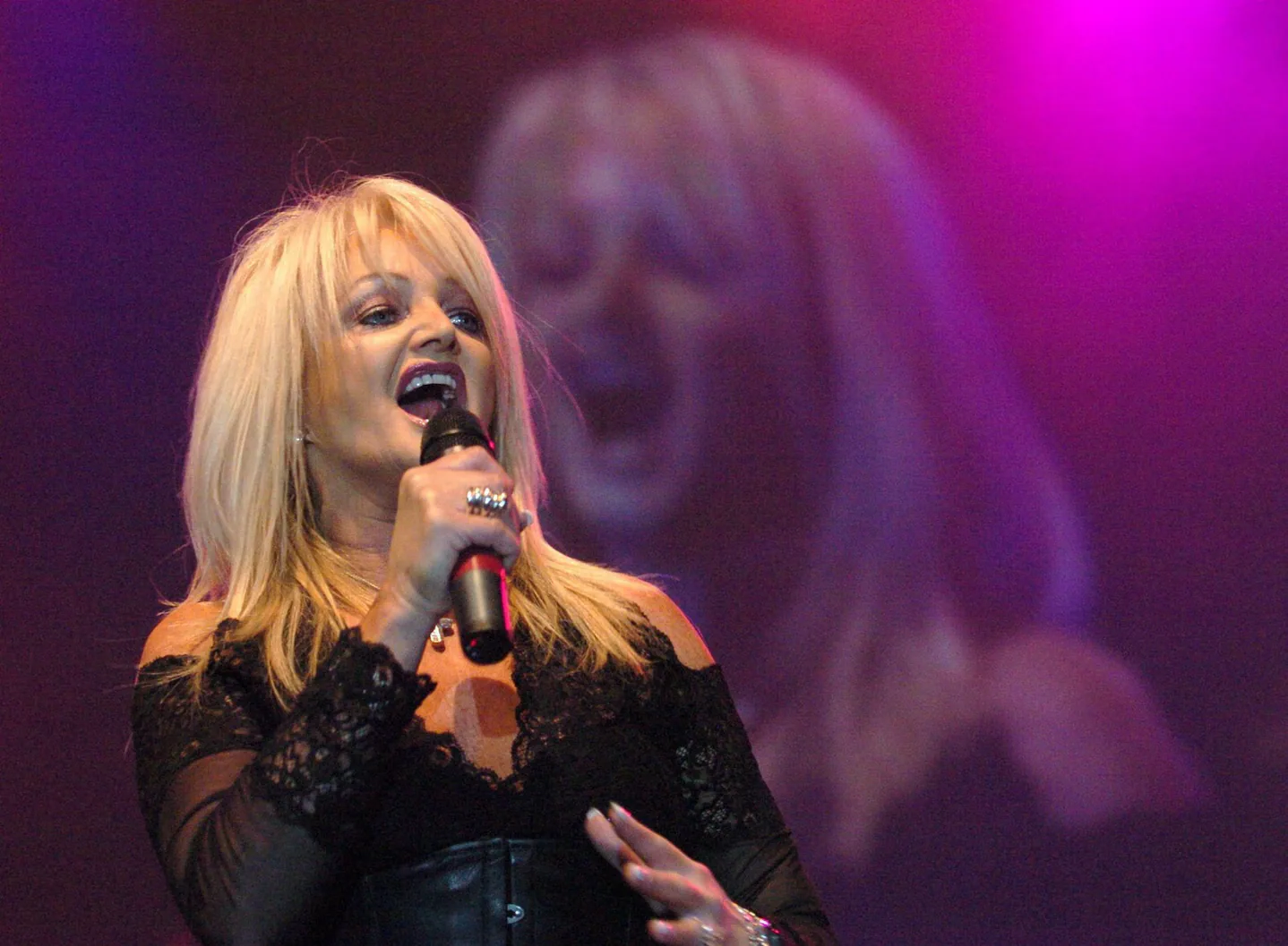 Bonnie Tyler en coma inducido por complicaciones de una cirugía