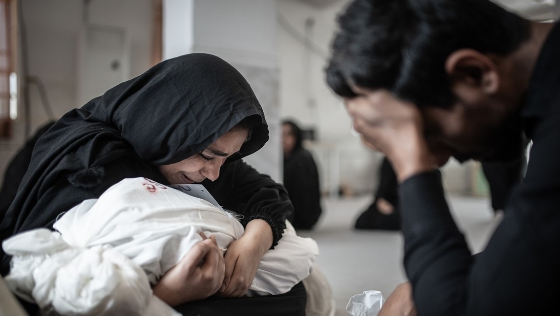 “Al besar a su bebé, piense en las madres de las niñas de Minab”: Dura respuesta de misiones diplomáticas iraníes a Leavitt