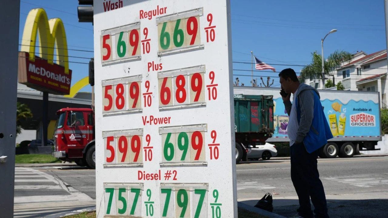 Los precios del combustible golpean a EEUU en el peor momento para Trump