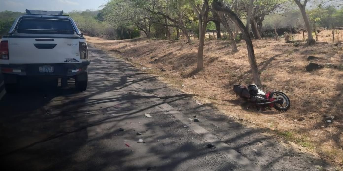 Fallece motociclista tras colisionar contra camioneta en Teustepe