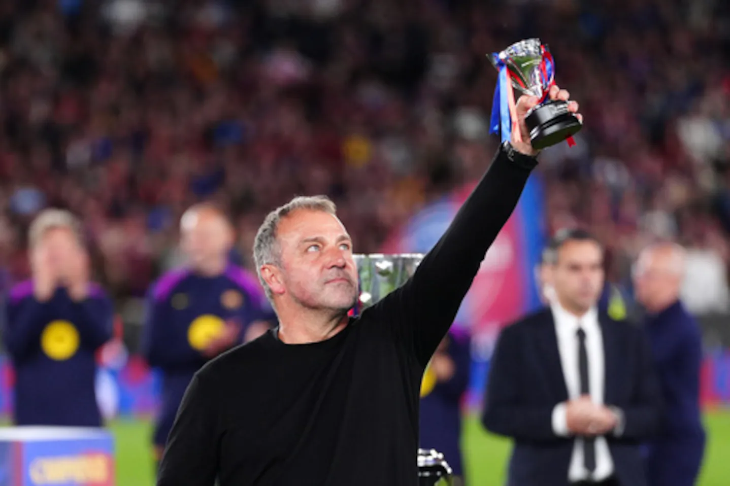 Barcelona extiende el contrato a su entrenador Hansi Flick