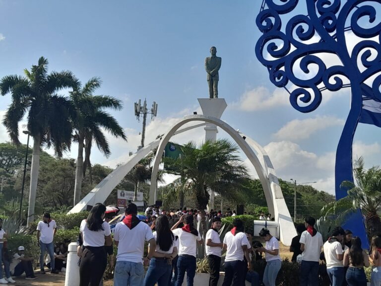 Jóvenes ratifican compromiso con la paz y la soberanía en memoria de Rigoberto López Pérez