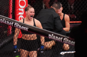 ¡En 17 segundos! Ronda Rousey rinde a Gina Carano con su famosa “armbar”