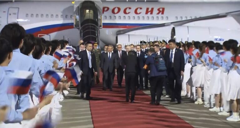 Guardia de honor y alfombra roja: Putin aterriza en Pekín