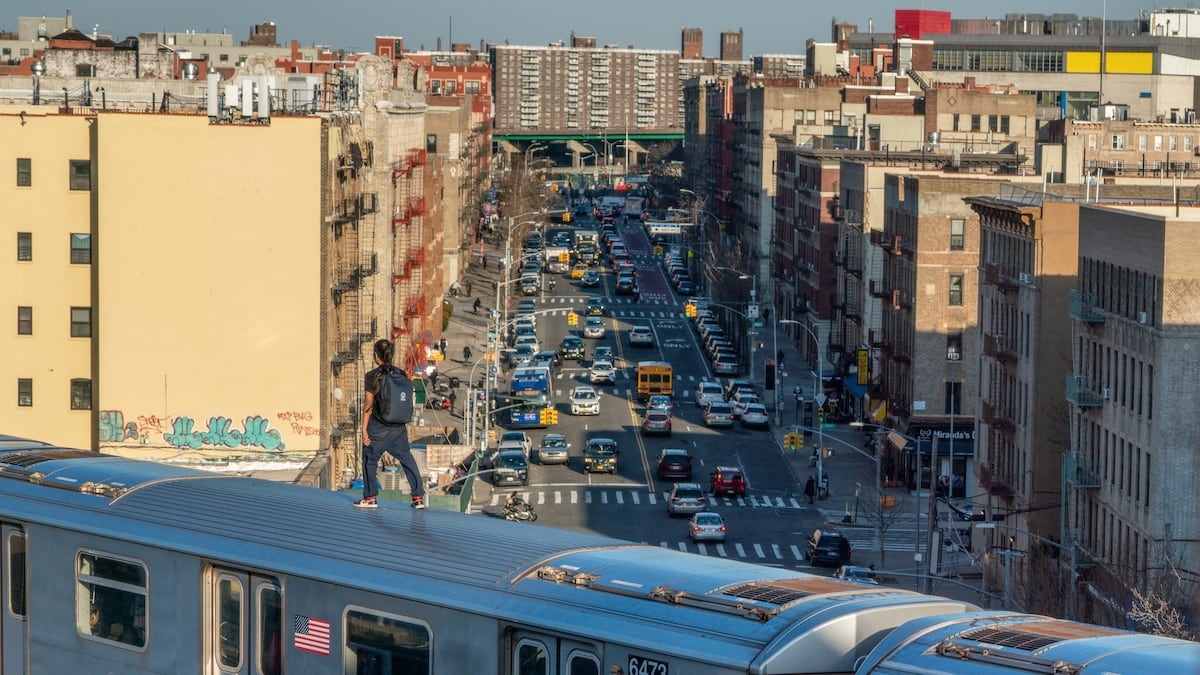 Muere adolescente y otro queda grave tras ‘surfear sobre el metro’ en Nueva York