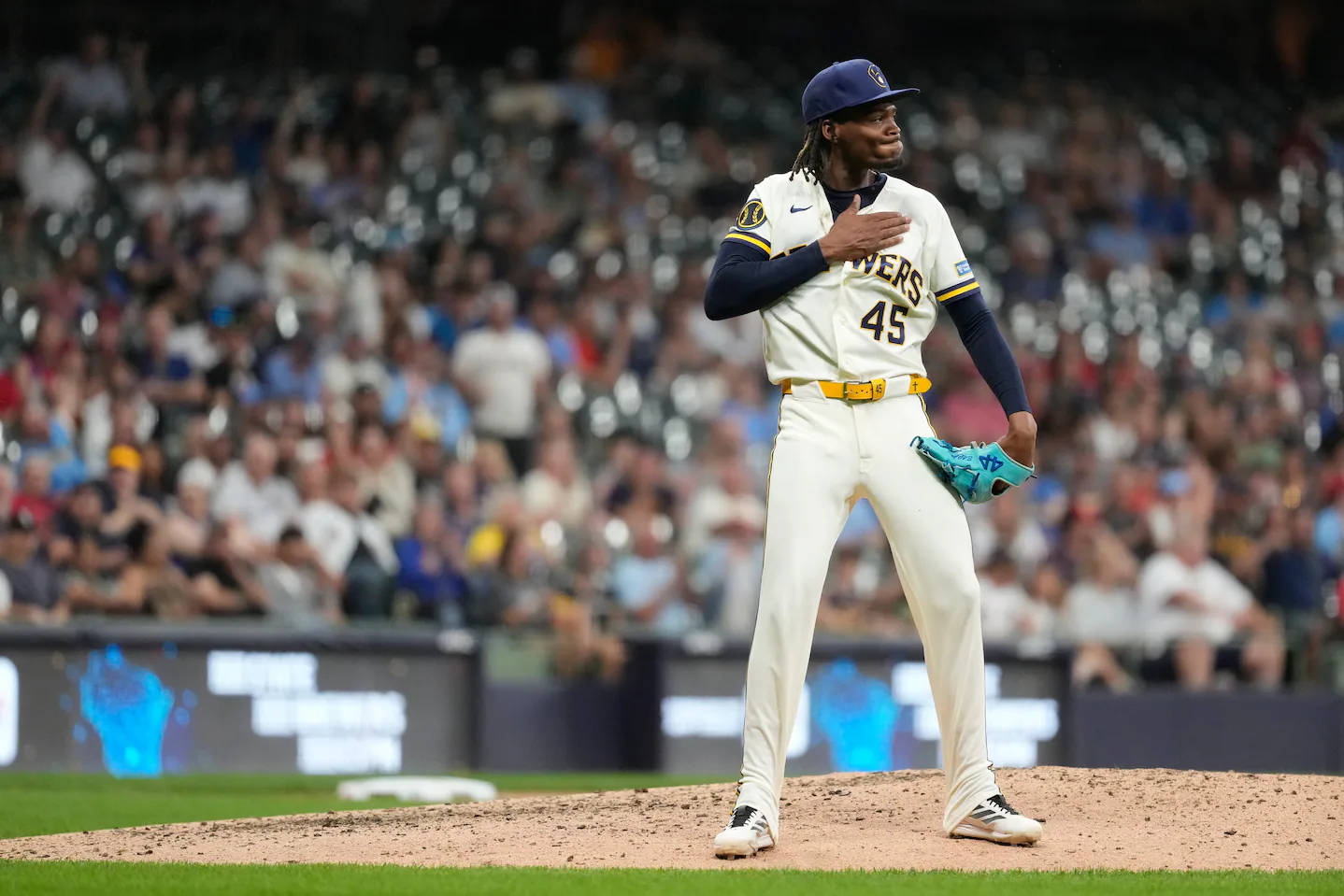El dirigente de los Brewers repudia gestos de su relevista Abner Uribe en el montículo