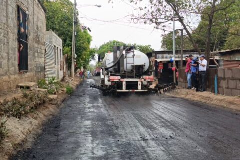 Familias de Laureles Sur contarán con nuevas calles asfaltadas