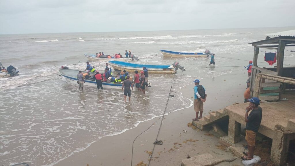 Madre muere y dos niños desaparecen tras naufragio de lancha en Bilwi