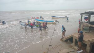 Madre muere y dos niños desaparecen tras naufragio de lancha en Bilwi