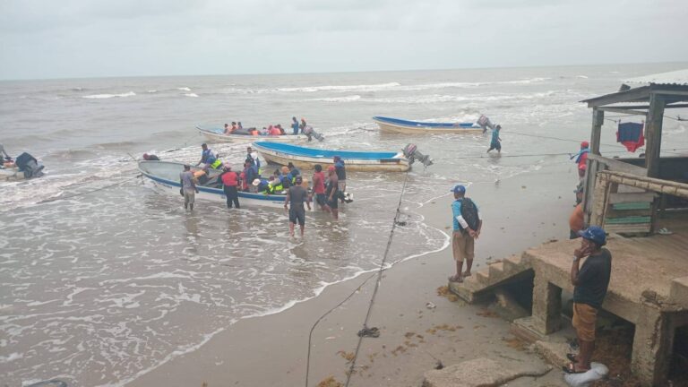 Madre muere y dos niños desaparecen tras naufragio de lancha en Bilwi
