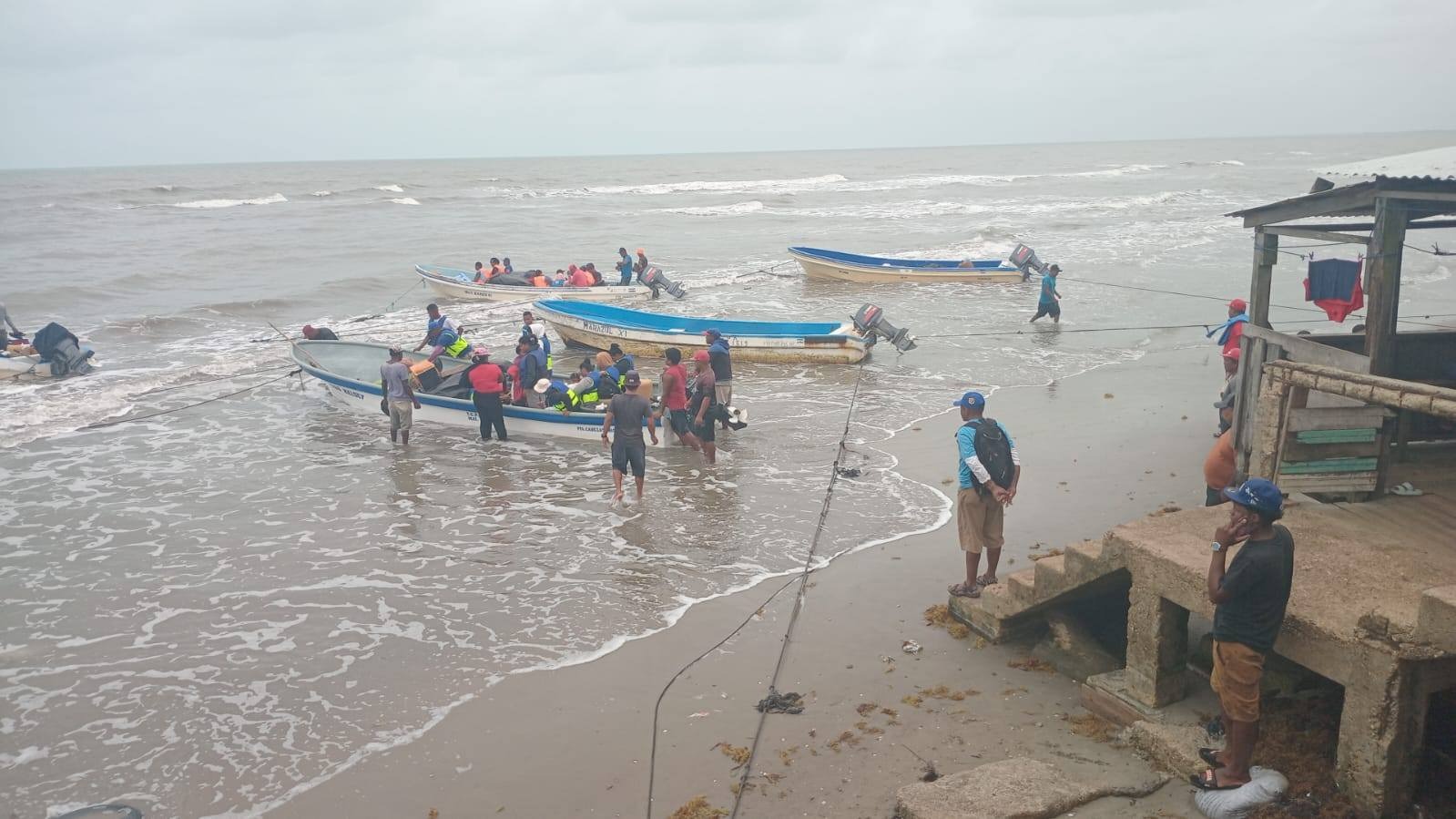 Madre muere y dos niños desaparecen tras naufragio de lancha en Bilwi
