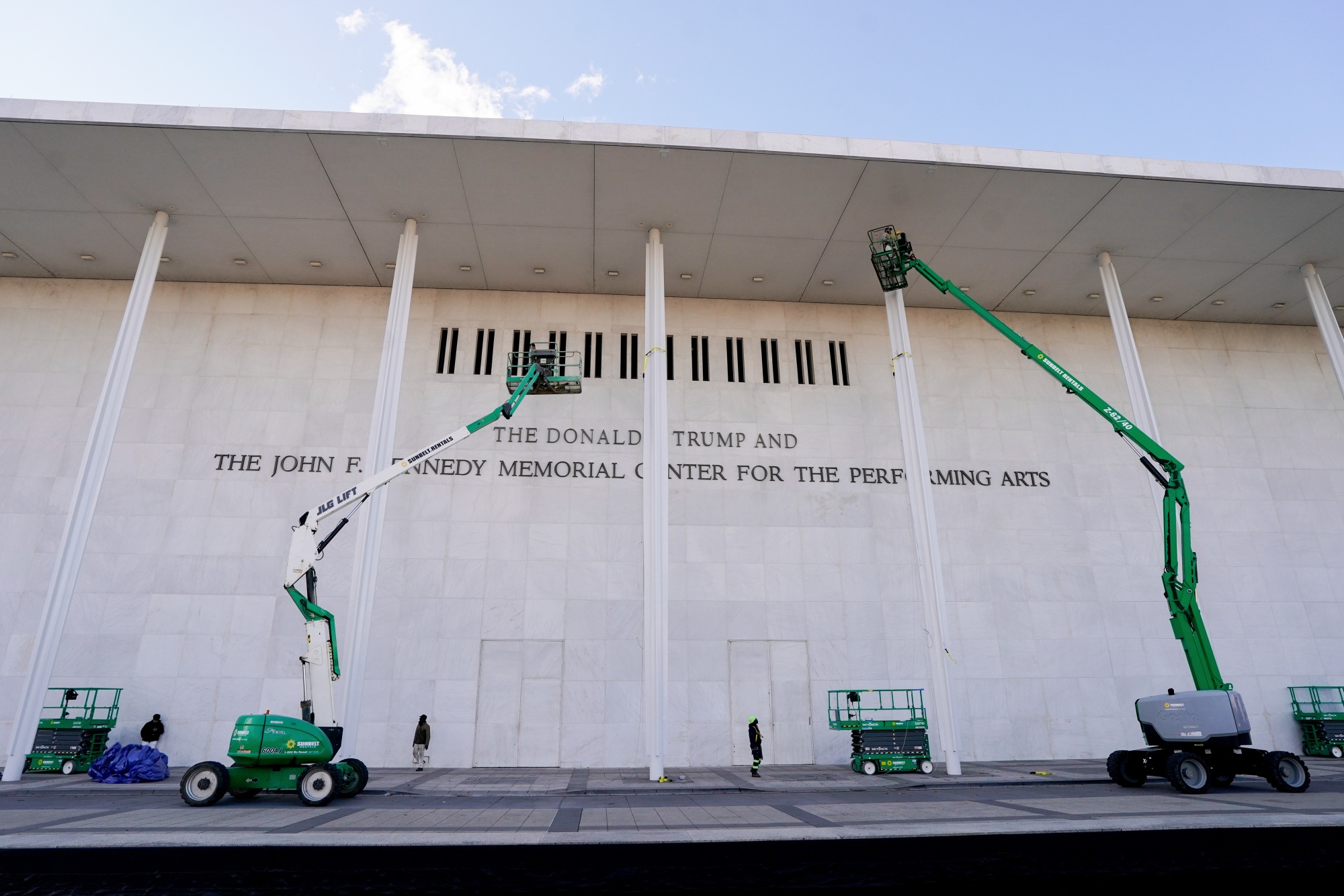 Justicia bloquea intento de Trump para añadir su nombre a un famoso centro de arte