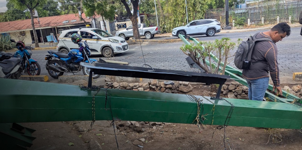 Conductor presuntamente ebrio destruye semáforos en Altamira