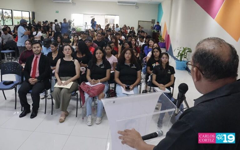 Experto comparte con universitarios los avances en exportaciones e importaciones de Nicaragua