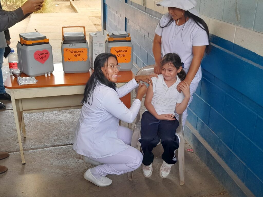 Aplican vacuna contra el VPH a niños y adolescentes en el Colegio Sacuanjoche