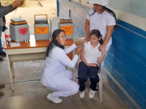 Aplican vacuna contra el VPH a niños y adolescentes en el Colegio Sacuanjoche