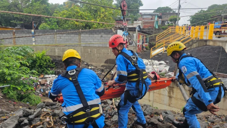 Con 12 especialistas, Bomberos Unidos afinan técnicas de rescate en el Distrito III