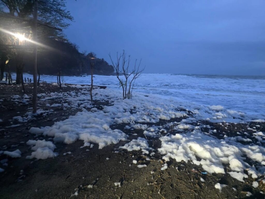 Ineter: Espuma marina en el Pacífico es un fenómeno natural por el oleaje