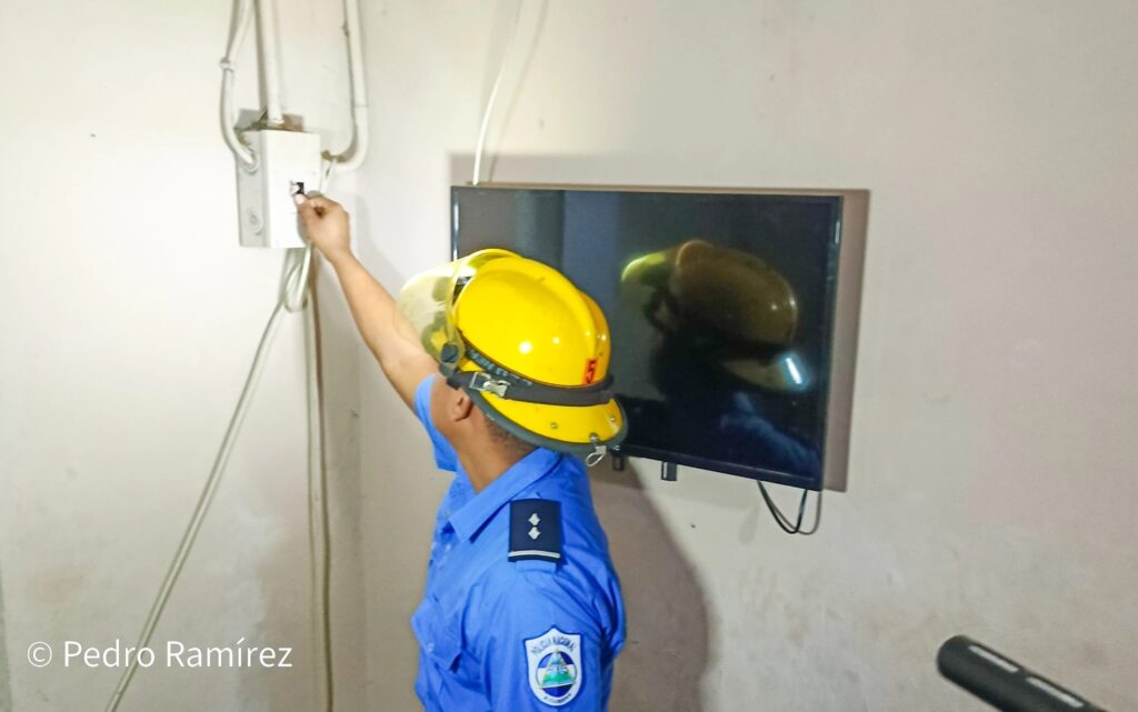 Bomberos realizan inspecciones para evitar accidentes domésticos en los barrios