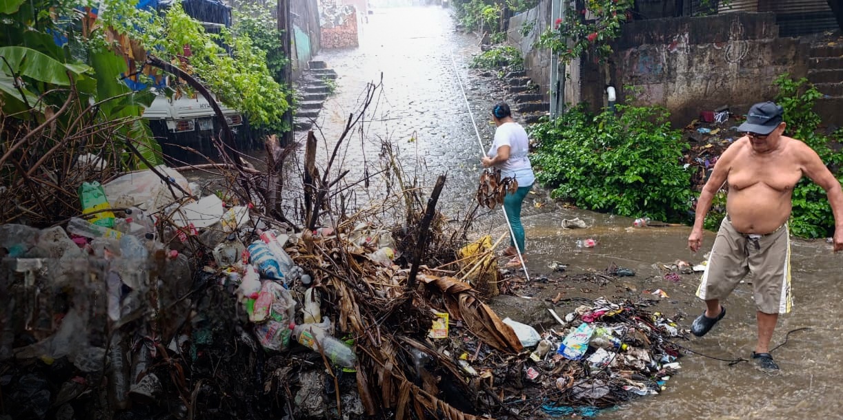 Irresponsabilidad, basura y lluvias, el peligro que preocupa a habitantes del Barrio Camilo Ortega