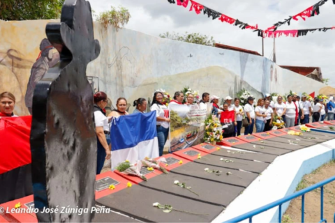 Docentes homenajean a héroes de la Colina 110 y fortalecen la memoria histórica
