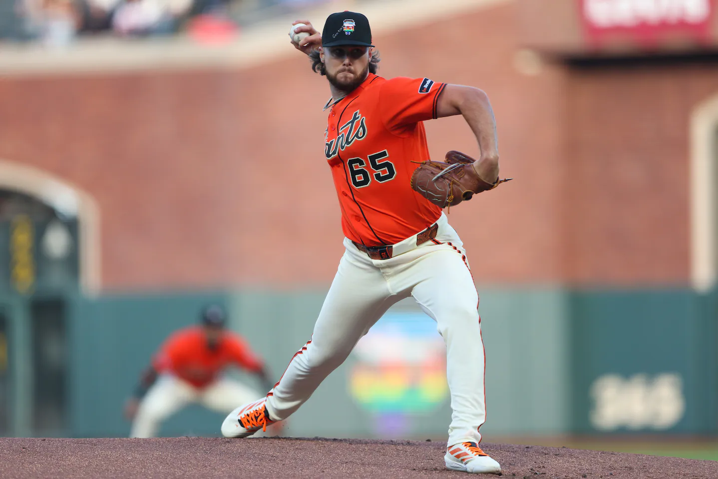 La MLB advierte a jugadores por escribir versículos bíblicos en gorras durante la Noche del Orgullo