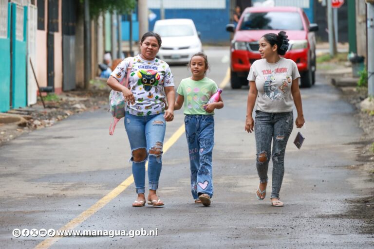 Alcaldesa Reyna Rueda entrega nuevas calles y anuncia próximos proyectos para el Distrito VI