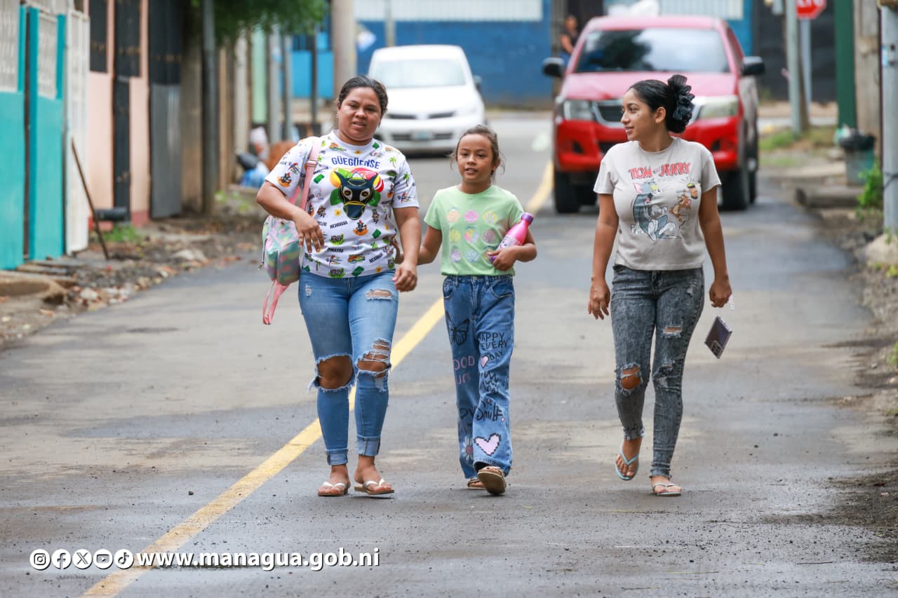 Alcaldesa Reyna Rueda entrega nuevas calles y anuncia próximos proyectos para el Distrito VI