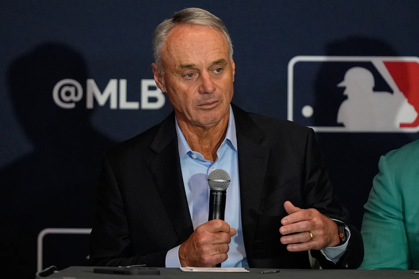 Proponen prohibir a jugadores de escuela superior firmar con un equipo de MLB y un draft internacional