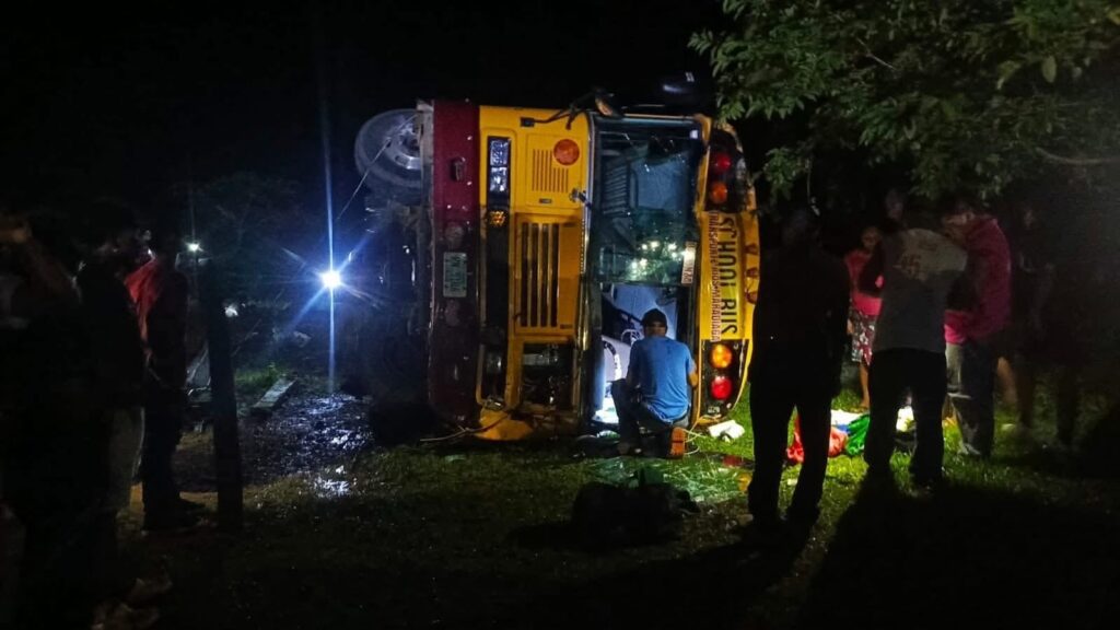 Tres heridos y varios lesionados deja vuelco de un bus en Bilwi