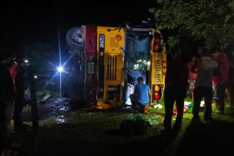 Tres heridos y varios lesionados deja vuelco de un bus en Bilwi