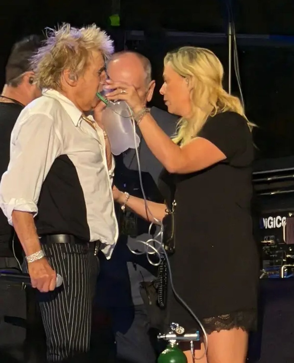 Rod Stewart casi se desmaya durante un concierto y necesitó oxígeno para continuar el show