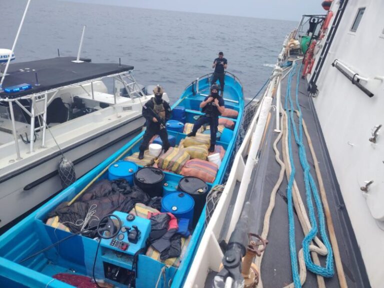 Interceptan en Costa Rica lancha con 70 bultos de marihuana y detienen a dos nicaragüenses