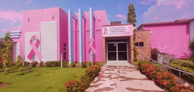 Especialistas internacionales capacitan a médicos nicaragüenses en técnicas modernas de radioterapia