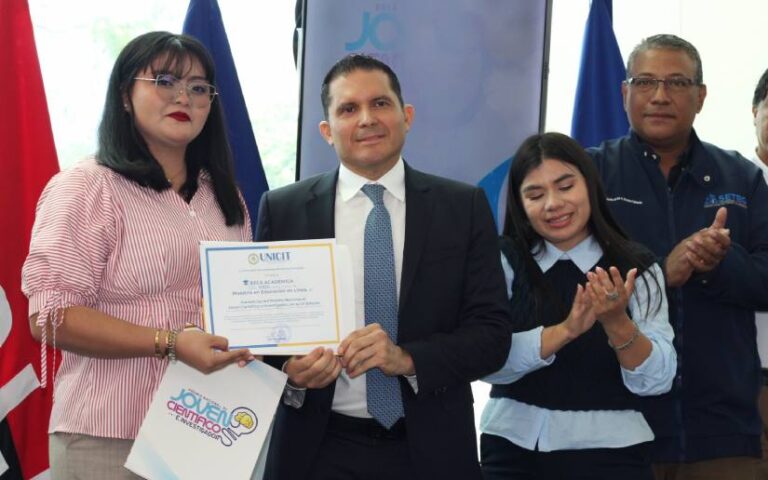Universitarios y docentes reciben reconocimiento por sus aportes a la investigación científica
