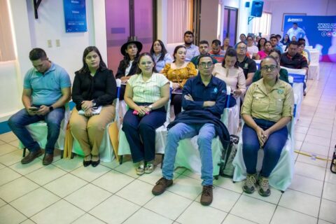 María Esmeralda Aguilar, subdirectora de formación profesional. Hoy, nuestro gobierno hace posible, ¿verdad?, la la la formación especializada en temas automatizados en este primer taller Luvanni Nicaragua, el primer taller en el continente. Y nuestro país es privilegiado por ser parte de este proceso importante que vincula la automatización de los procesos industriales y se se va a posesionar como un referente nacional. Hoy, eh iniciamos, ¿verdad?, un bloque de estudiantes, más de 200 estudiantes técnicos que van a fortalecer, a complementar sus capacidades en temas vinculados a fundamentos de programación con Python, aplicaciones con microcontroladores, eh dibujo e ingeniería CAD. Son cursos que vienen a fortalecer el ejercicio de la profesión, ya sea un estudiante que está en tercer año de eh carreras de ingeniería, o aquel estudiante que también finalizó en el Tecnológico Nacional en carreras vinculadas a programación, electrónica, electricidad. O también, ¿verdad?, la posibilidad para aquellas personas que se dedican y que están en el campo laboral y que necesitan complementar habilidades y capacidades. Estos cursos son cursos especializados que tienen una duración de dos meses, aproximadamente. Los tenemos por la mañana, por la tarde, en sábado y en domingo. Ahí están las oportunidades para las familias nicaragüenses para iniciar en este hermoso eh y bien acondicionado con tecnología alta, eh moderna y una infraestructura que potencia ese desarrollo de habilidades y el talento de las familias nicaragüenses. Nuestro gobierno eh pone a disposición esta formación, abre las puertas a a nuestro país, a los jóvenes, a los adultos, a las personas que ya están laborando, una oportunidad para tecnificarse, una oportunidad para fortalecerse y complementar sus habilidades y capacidades, y sobre todo, y lo más importante, es que está desde la gratuidad. La gratuidad acompañado de calidad, de calidez, de maestras y maestros que se formaron y que fortalecieron capacidades en nuestra hermana República de China, así que está abierta las puertas de taller Luvanni con esta primera generación de 200 eh protagonistas que inician cursos técnicos. Y de hecho también, ya nos preparamos para este próximo 13 de julio iniciar cuatro carreras técnicas que vinculan a un proceso de aprendizaje eh que fortalece habilidades y capacidades como son las carreras de Mecatrónica, Automatización Industrial, Manufactura e Internet de las Cosas. Una oferta única en el país y la tenés acá en taller Luvanni Nicaragua. ¿Cómo los interesados, cómo pueden hacer para...? Eh, toda la persona que desee fortalecer, complementar sus habilidades nos puede visitar acá en taller Luvanni Nicaragua. También puede eh buscar en desde la página del Tecnológico Nacional, en servicios en línea, buscar la oferta, porque vamos a estar diversificando la oferta cada dos meses. Vamos a tener ciclos de formación especializada como son estos tres cursos que estamos iniciando hoy. Y luego, ¿verdad?, en las carreras técnicas también pueden este ser parte de este proceso de formación que inicia el 13 de julio. Y eh las puertas de taller Luvanni están abiertas para las familias. El único requisito es tener ganas de estudiar, eh ser, ¿verdad?, eh eh ser estudiante activo de las carreras de ingeniería o egresado de carreras técnicas del INATEC, o trabajar en este ámbito laboral que vincula estos procesos de automatización industrial. Hoy empiezan esos tres cursos. Así es, así es. Hoy es. ¿Me repites los nombres, por favor, de los tres cursos? Fundamentos de programación con Python, aplicaciones con microcontroladores, dibujo e ingeniería de CAD. Son cursos que vinculan a esas actividades productivas que requiere nuestro país. Es una oferta amplia que viene a diversificar y a fortalecer y a potenciar y a prepararnos, ¿verdad?, para ese ese talento humano que requiere de formación especializada. ¿En qué sectores podrían poner en práctica este tipo de conocimientos? Eh, hay diferentes, ¿verdad? El tema de procesos eh y automatización de procesos industriales está vinculado a al a las diferentes empresas e instituciones. Por ejemplo, el tema de fundamentos de programación en Python, eh toda la persona que trabaja en el área informática o aquellos maestros que son de las carreras informáticas, es un lenguaje de programación que viene a a complementar sus habilidades. Podés ser, por ejemplo, ingeniería ingeniero en sistema y entonces eh hay muchas oportunidades laborales en el tema de este lenguaje de programación en Python. Es un lenguaje universal hablando en el campo de la programación. Entonces, ahí están las puertas abiertas. Hay diferentes industrias eh y compañías que tiene nuestro país que ya trabajan con procesos de automatización industrial, que vinculan la robótica, que vinculan la la inteligencia artificial, eh y estos cursos eh se desarrollan en estos ambientes, si los pueden apreciar. Son ambientes que vinculan eh una realidad productiva, una realidad laboral, y que los estudiantes, ¿verdad?, van a tener la posibilidad, porque el proceso de aprendizaje eh se radica en partir de una problemática que está dispuesta en en los diferentes ambientes de aprendizaje, y el estudiante