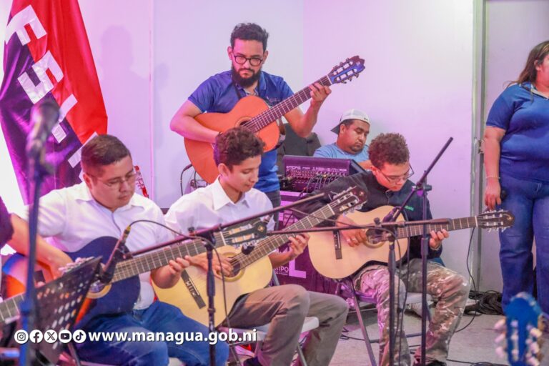 Estudiantes de la Casa de Cultura Camilo Zapata rinden homenaje al creador del Son Nica
