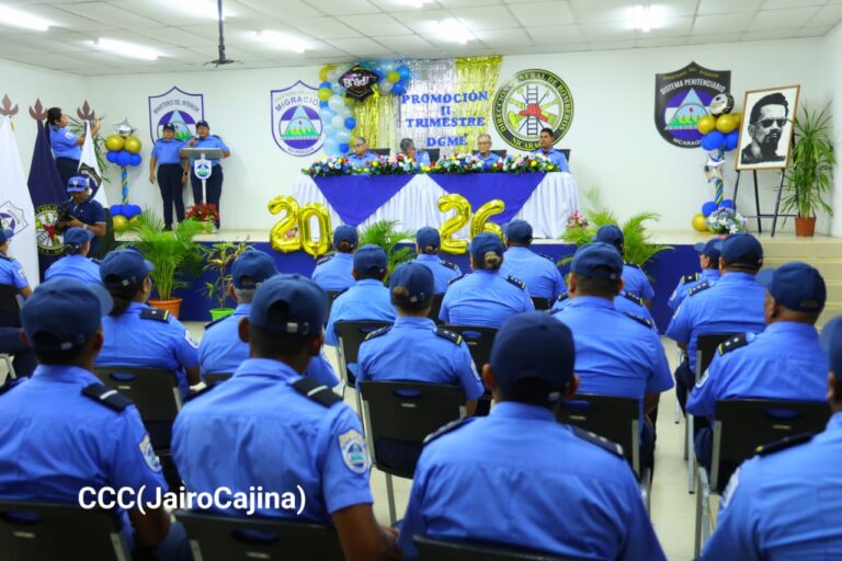Fortalecen la atención migratoria con la graduación de 52 especialistas de la DGME