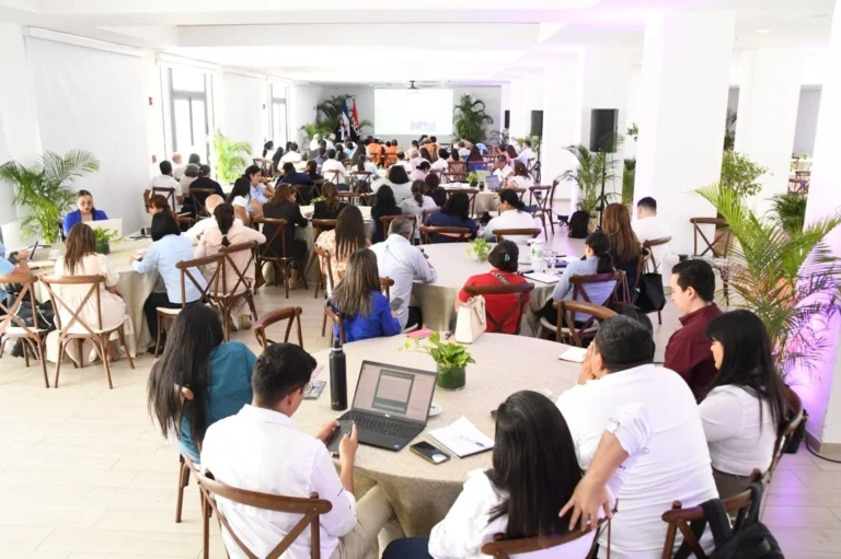 Cien representantes empresariales se actualizan en normativa ambiental con el Marena