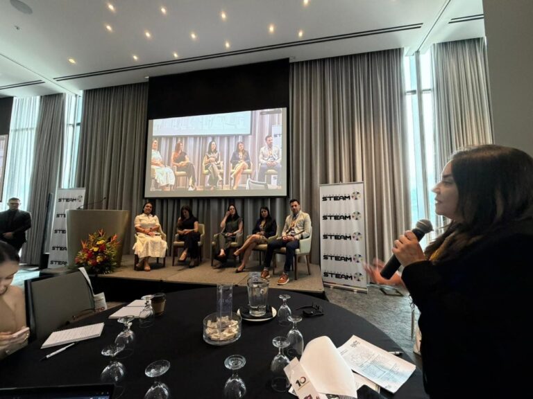Nicaragua presenta sus avances en la educación digital durante foro regional en Costa Rica