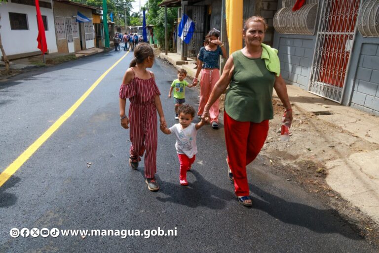 El Barrio Luis Alfonso Velasquez Flores ya cuenta con el 100% de sus calles asfaltadas