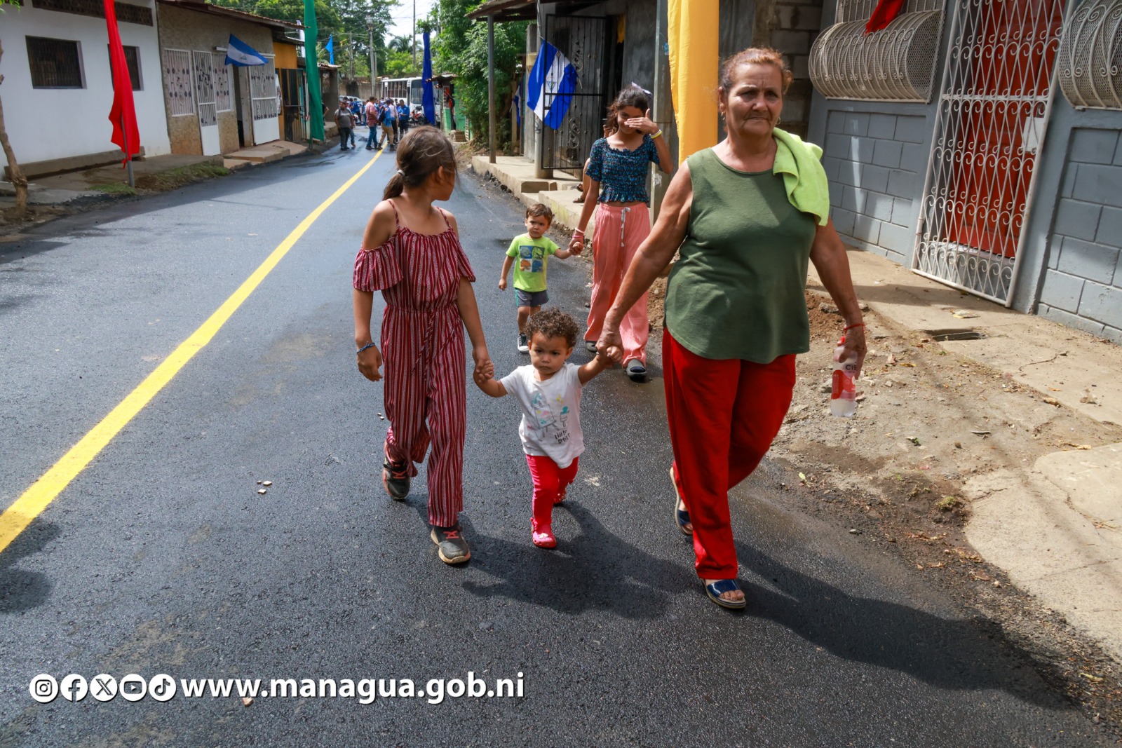 El Barrio Luis Alfonso Velasquez Flores ya cuenta con el 100% de sus calles asfaltadas