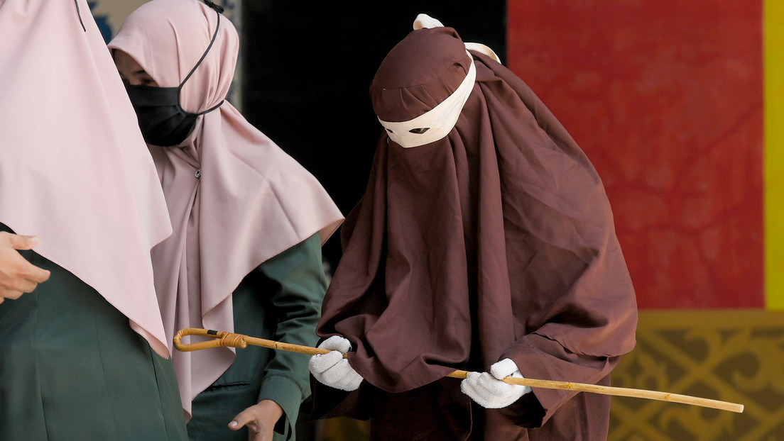 Pareja indonesia recibe latigazos públicos por besarse en TikTok