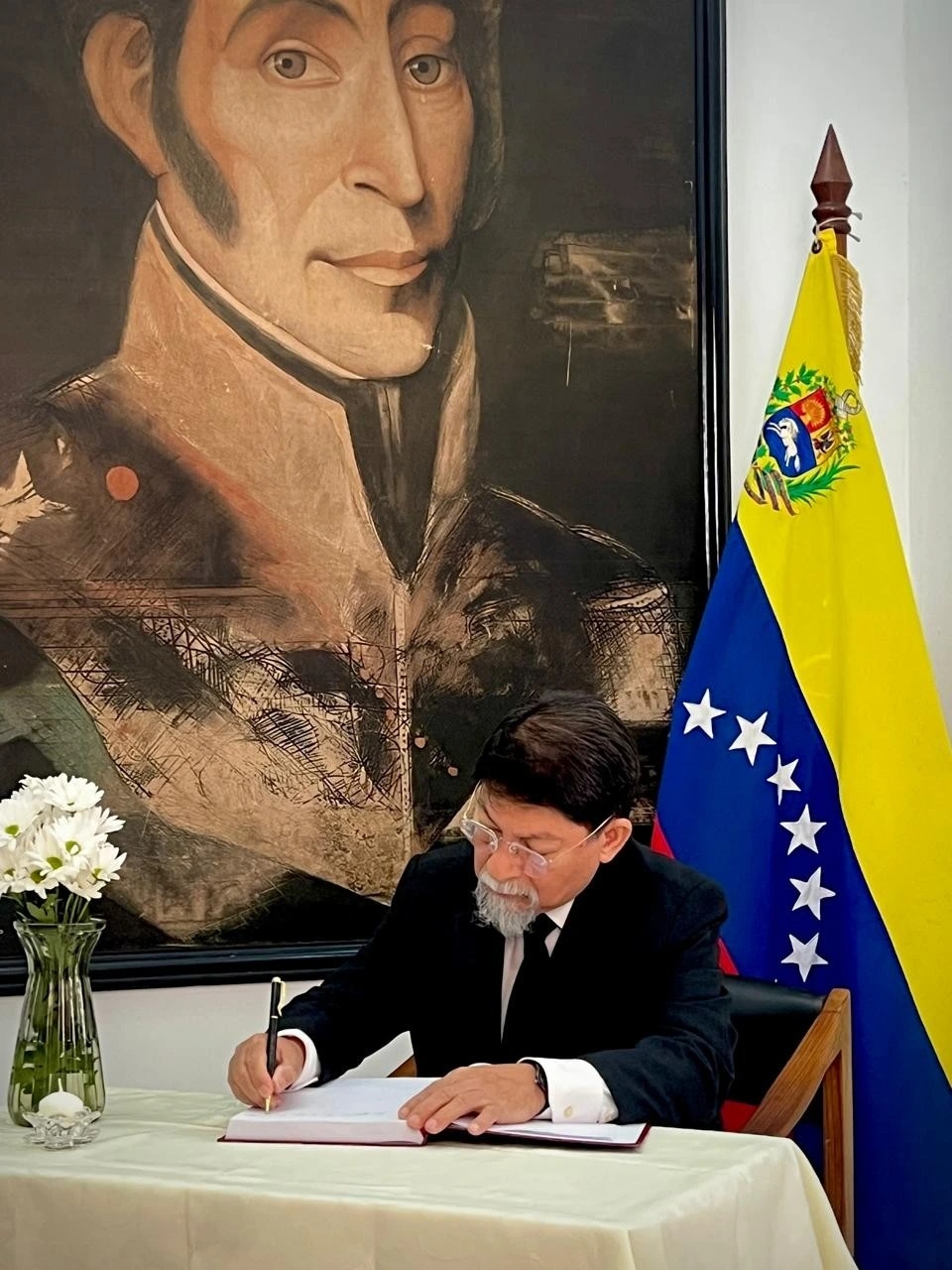 Autoridades firman libro de condolencias en la Embajada de Venezuela en Nicaragua