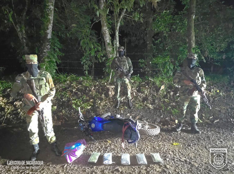 Ejército incauta 5.7 kilos de cocaína y motocicleta en Nueva Guinea