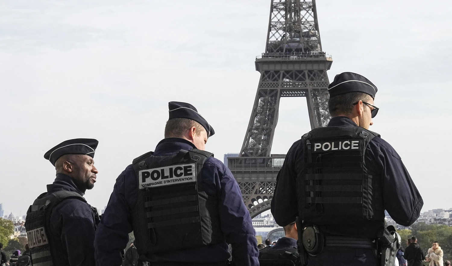 Arrestan a un hombre por colgar bandera de EEUU en la Torre Eiffel
