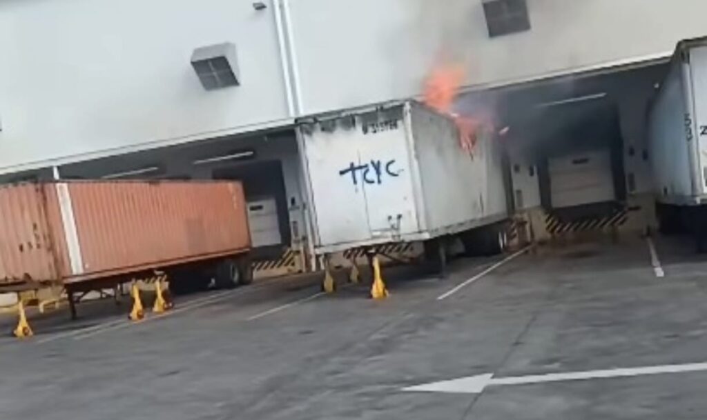Incendio consume contenedor en bodegas de Walmart en Mateare