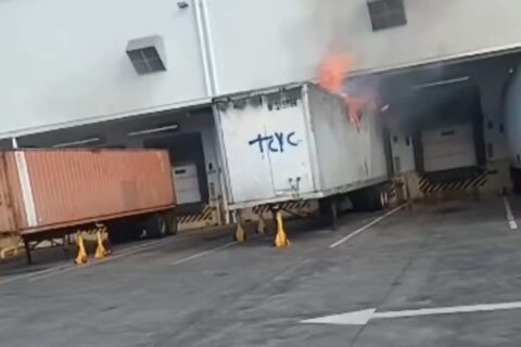 Incendio consume contenedor en bodegas de Walmart en Mateare
