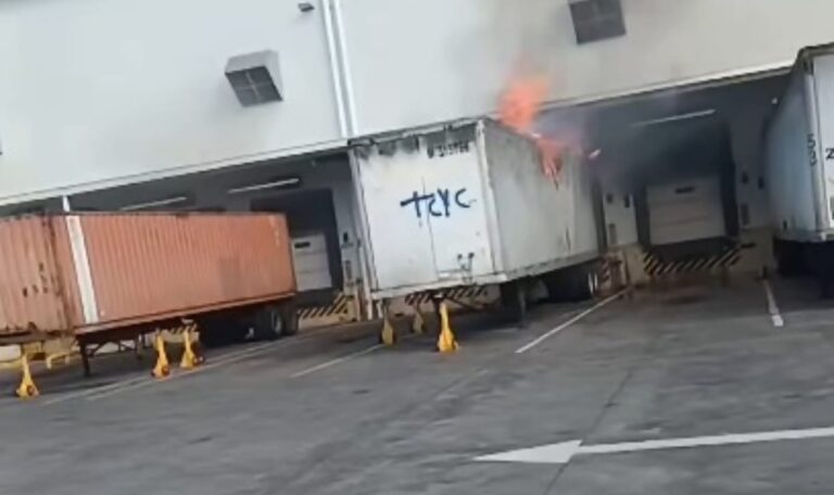 Incendio consume contenedor en bodegas de Walmart en Mateare