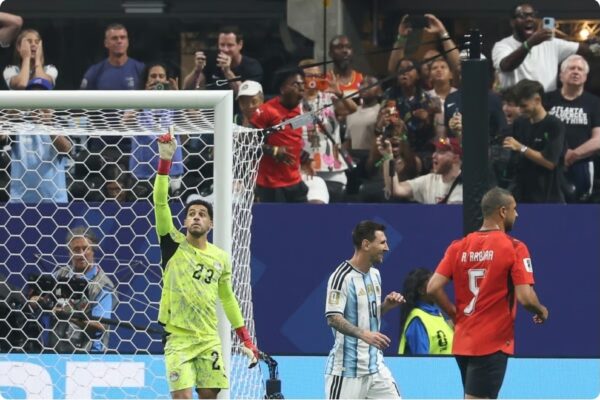 Argentina firma épica remontada y clasifica a cuartos de final del Mundial